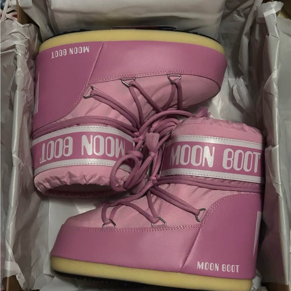 BNIB Moon Boot Pink Boots
